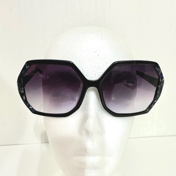 Betsey Johnson Oversized Black Sunglasses with Gradient Lenses Vintage Y2K main image 9